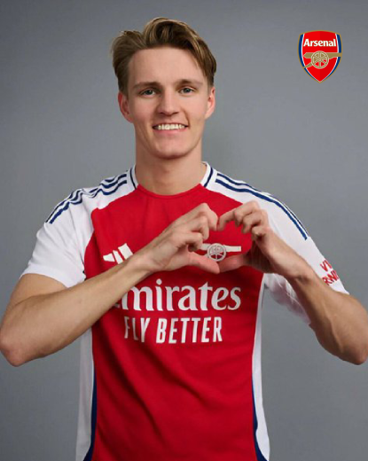 Martin Ødegaard wearing Arsenal replica 2025 home kit – Premier League wholesale football jersey
